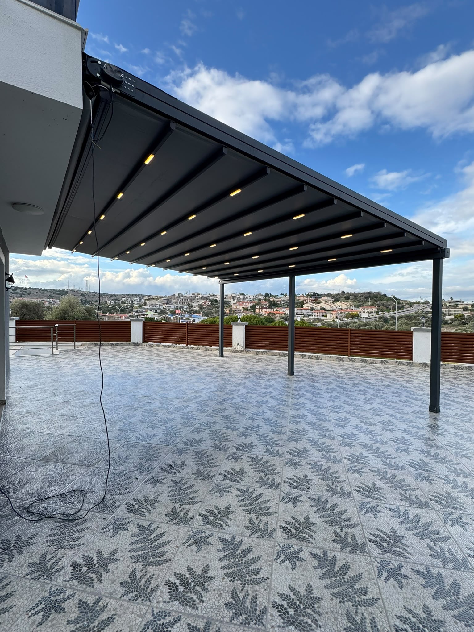 Çeşme Biyoklimatik Pergola — Emir Tente